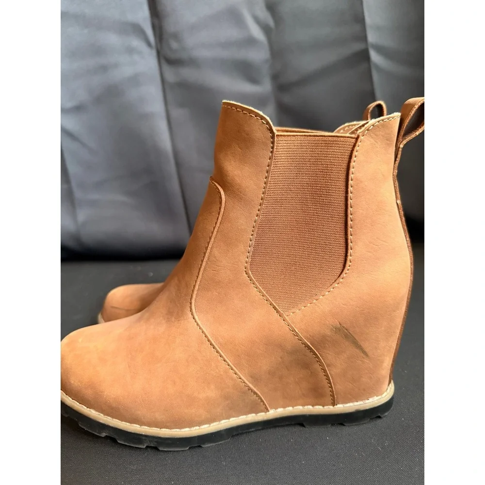 Universal Thread Womens Tan Wedge Chelsea Boots Ankle Booties Brown Sz 8 Western